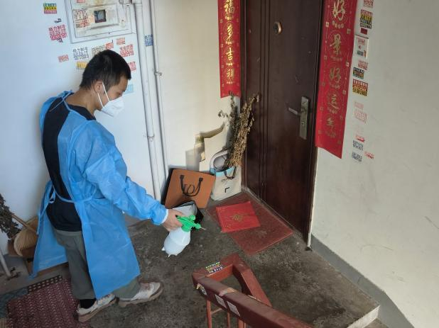 东风街道化纤社区开展清洁家园健康消杀工作_大众网(图2)