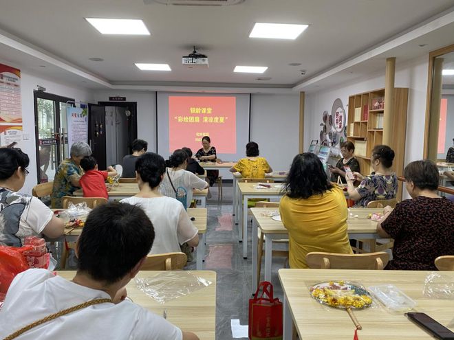 企退快讯 乞巧制团扇 银龄展风姿—化纤社区银龄课堂之手工团扇分享课(图2)