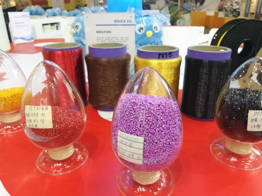 宝丽迪：公司目前主要产品是色母粒主要用于化纤的着色及塑料着色(图1)